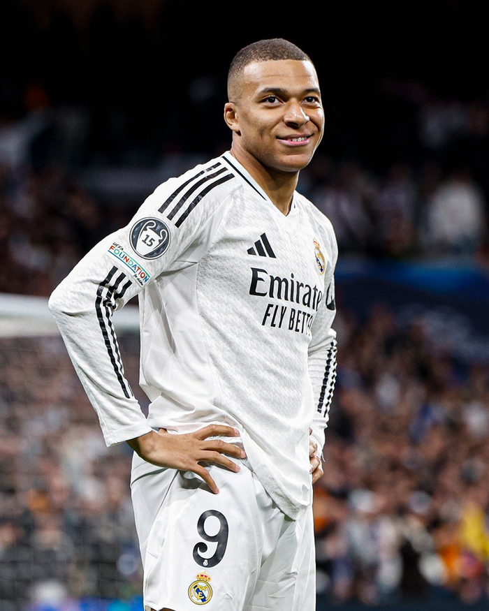 日本队以2-0击败加纳队，堂安律远射破门，阿布受伤离场，日本队近10场全胜，展现强大实力。