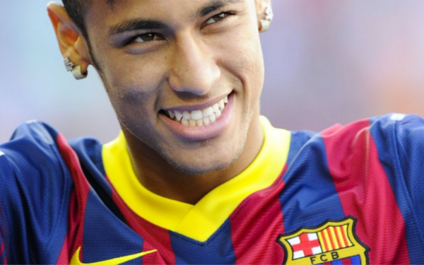 西媒：阿隆索拒绝为维尼提供保护，似在还击后者对他的不敬（西媒：阿隆索拒为维尼出头，被解读为对其不敬的回应）