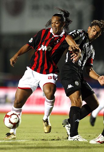 也很舒展！布莱克突破直杀禁区暴起单臂劈扣（流畅舒展！布莱克强突禁区腾空单臂重扣）