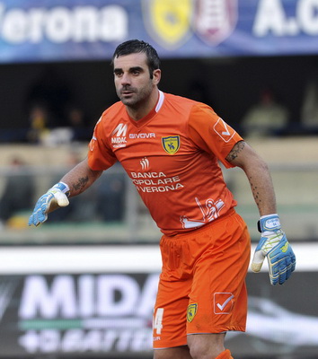 英超半场：瓦塔拉造点被吹，凯莱赫救险，小蜜蜂0-0利兹联（英超半场战况：瓦塔拉点球被取消，凯莱赫神扑救险，小蜜蜂与利兹互交白卷）