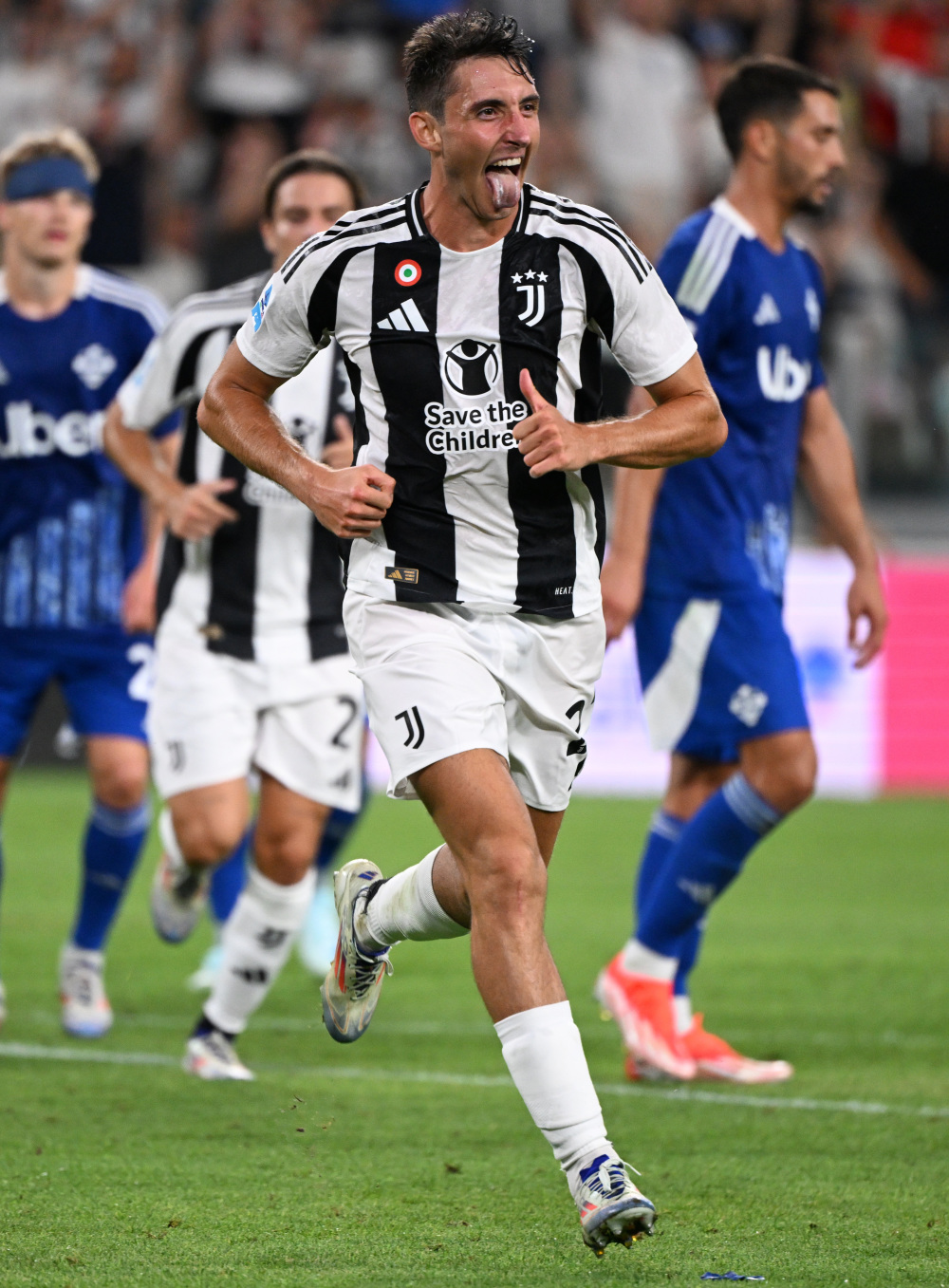 稳得可怕！胡金秋9中8高效拿下19分5板1帽 第三节10分（效率惊人！胡金秋9投8中砍下19分5篮板1封盖，第三节独揽10分）